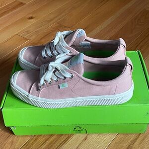 Cariuma women’s size 8